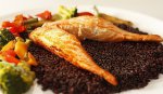 Черный рис Венере (Venere)  с лососем, овощами и аргановым маслом – блюдо для гурманов