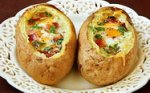 Печеный картофель, фаршированный яйцом и беконом
