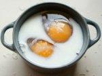 Яйца, запеченные с двумя сырами в томатном соусе