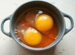 Яйца, запеченные с двумя сырами в томатном соусе