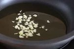 Хек с моллюсками в чесночно-винном соусе (кухня Страны Басков)