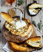 Хлеб, фаршированный расплавленным сыром Камамбер 