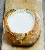 Хлеб, фаршированный расплавленным сыром Камамбер 
