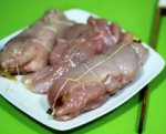 Фаршированные куриные грудки с соусом из лесных ягод (рецепт для СВЧ)
