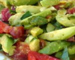 Освежающий салат из авокадо, помидоров и базилика