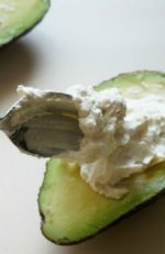 Авокадо, фаршированные сыром горгонзола и ореховым кремом